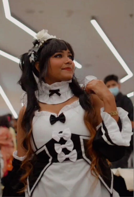 The blushing beauty of modest maid